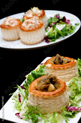 Pincho de hojaldre relleno de champiñones y ensalada photo