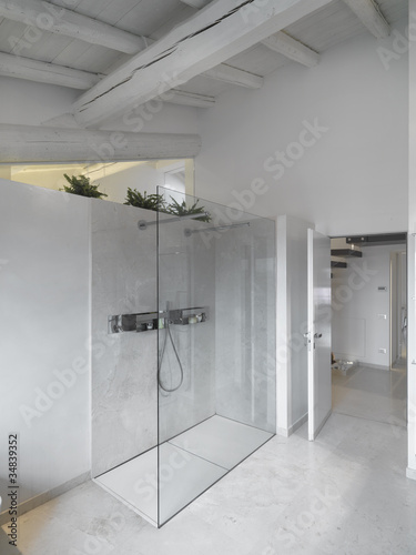 moderna bagno con doccia in muratura e vetro in mansarda
