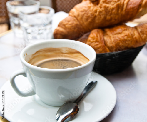 Fototapeta Naklejka Na Ścianę i Meble -  coffee and croissants