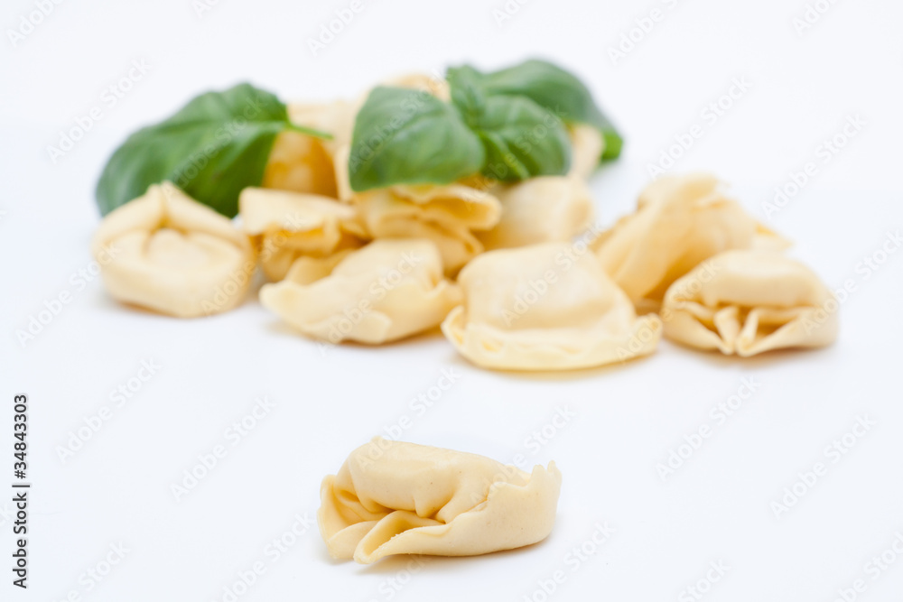 Tortellini, pasta italiana, sobre un fondo blanco