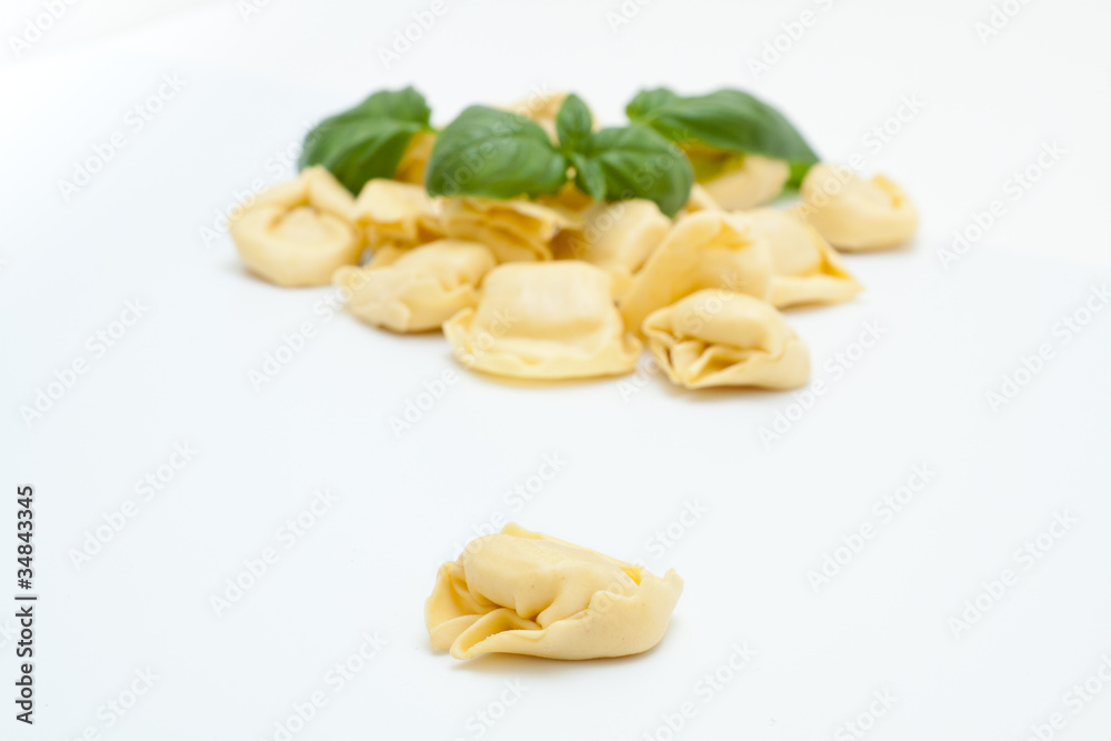 Tortellini, pasta italiana, sobre un fondo blanco Tortellini, pasta italiana, sobre un fondo blanco