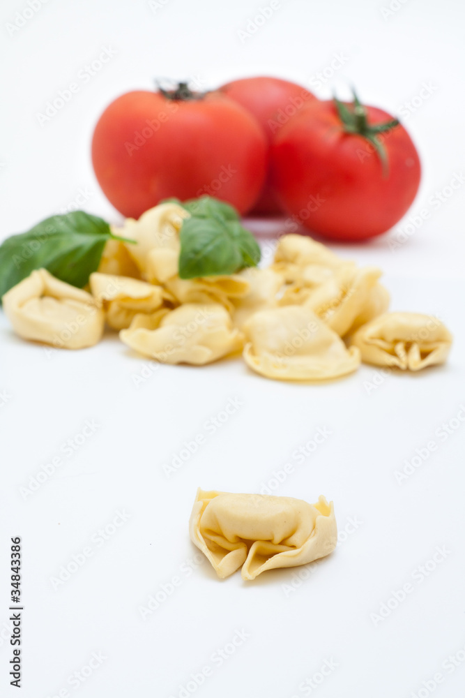 Tortellini, pasta italiana, sobre un fondo blanco Tortellini, pasta italiana, sobre un fondo blanco