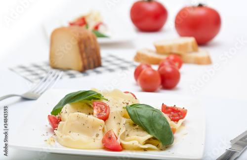 Tortellini, pasta italiana, sobre un fondo blanco