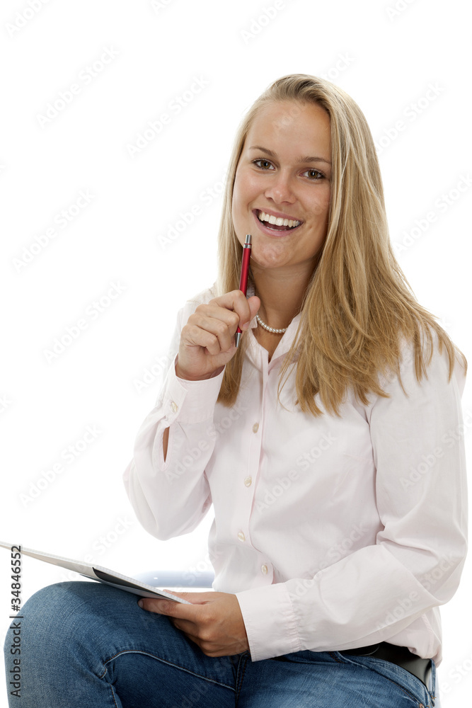 Junge freundliche Frau mit Schreibblock und Stift Junge freundliche Frau mit Schreibblock und Stift