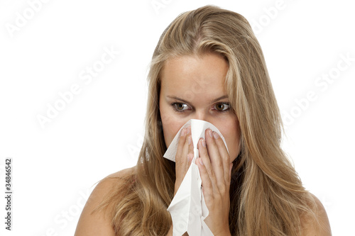 Junge freundliche Frau putzt sich die Nase
