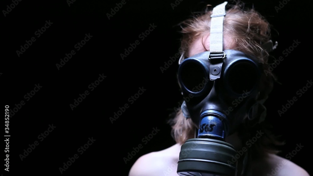 Jeune fille avec masque à gaz