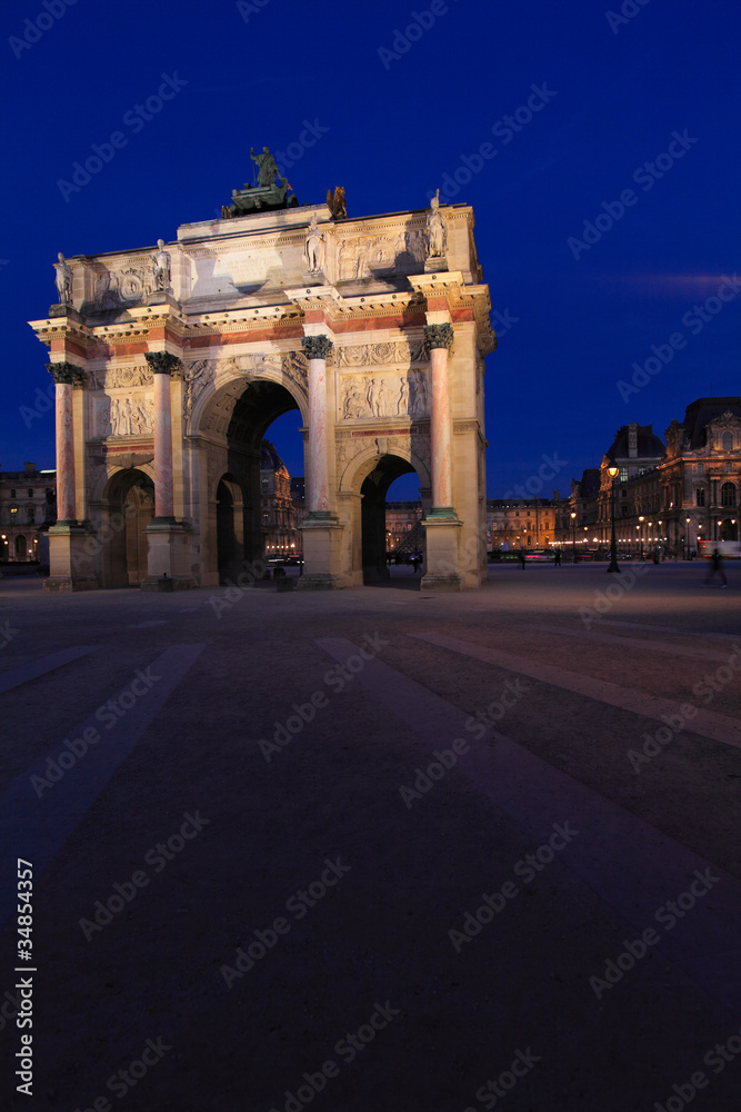 Night view of Arc de Triomphe du Carrousel, Paris
