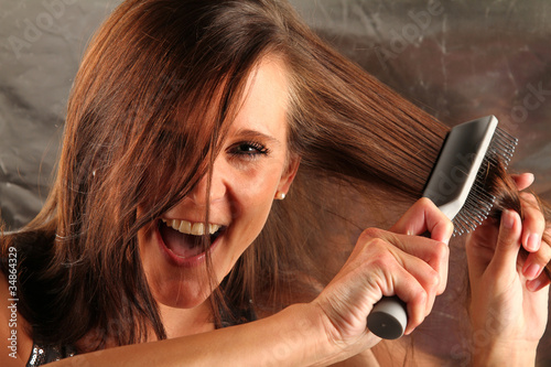 Frau beim Haare Kämmen