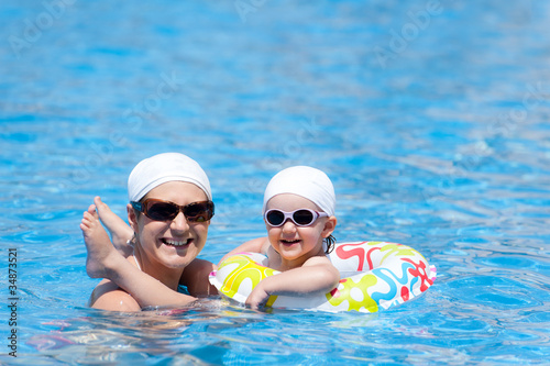 Mother with child in swimming pool © Rachwalski