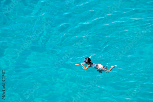 Bambino che fa snorkeling in mare
