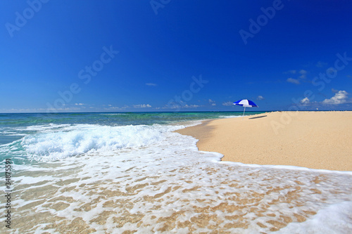 Fototapeta Naklejka Na Ścianę i Meble -  コマカ島の綺麗な砂浜に打ち寄せる波