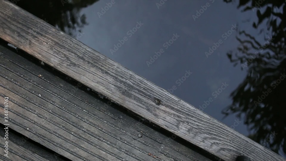 eau calme et ponton en bois