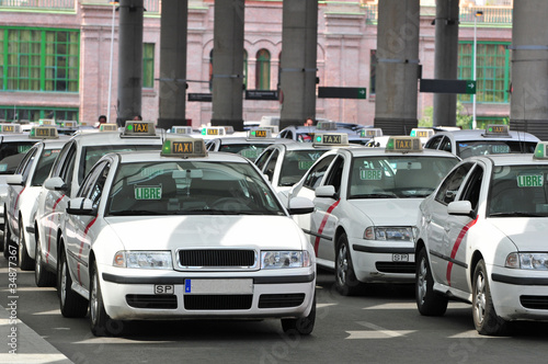 Many taxis waiting for passenger