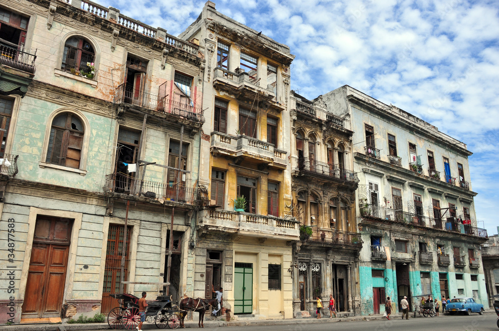 edificio decadente de la habana vecchia in Cuba
