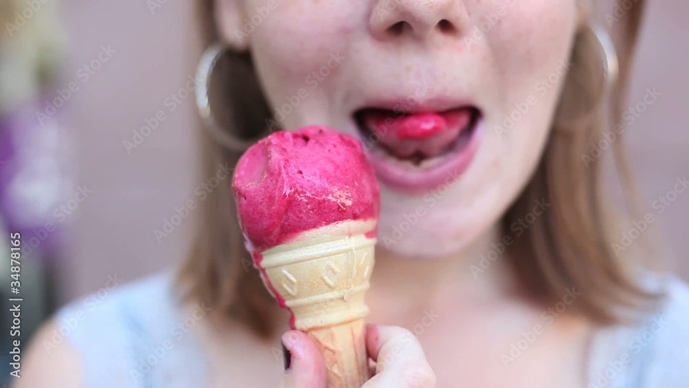 Jeune fille léchant une glace
