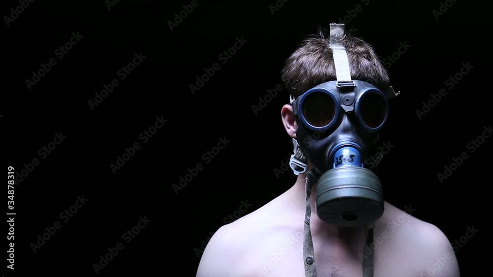 Jeune homme avec masque à gaz Jeune homme avec masque à gaz