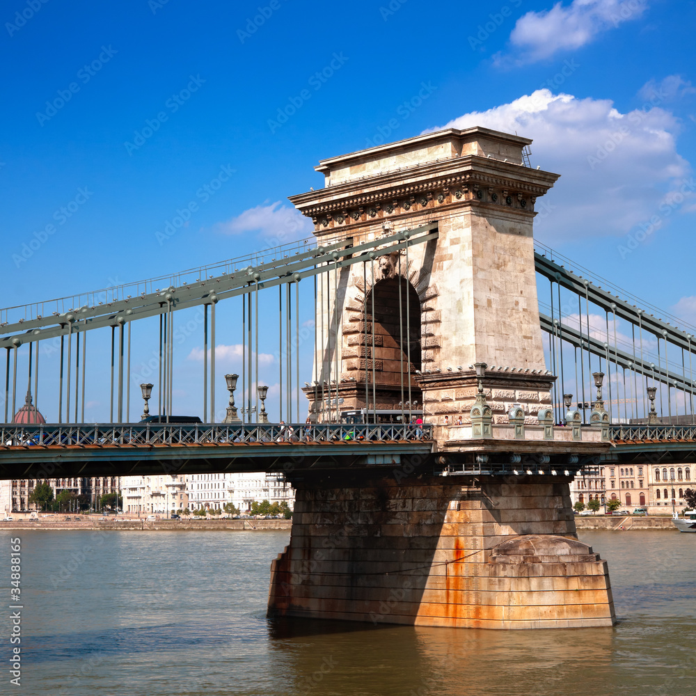 Obraz premium Pillar of Chain Bridge