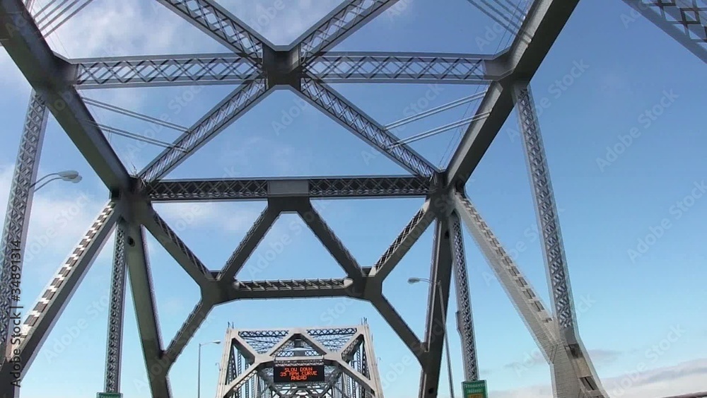 Pont métallique urbain