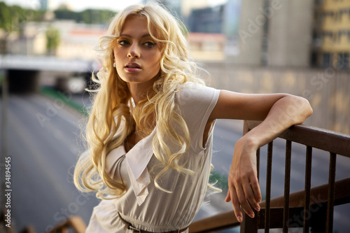 Quadro su tela Beautiful blond model outdoor. Street fashion photo.