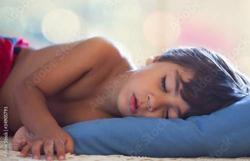 bambino che dorme e sogna photo