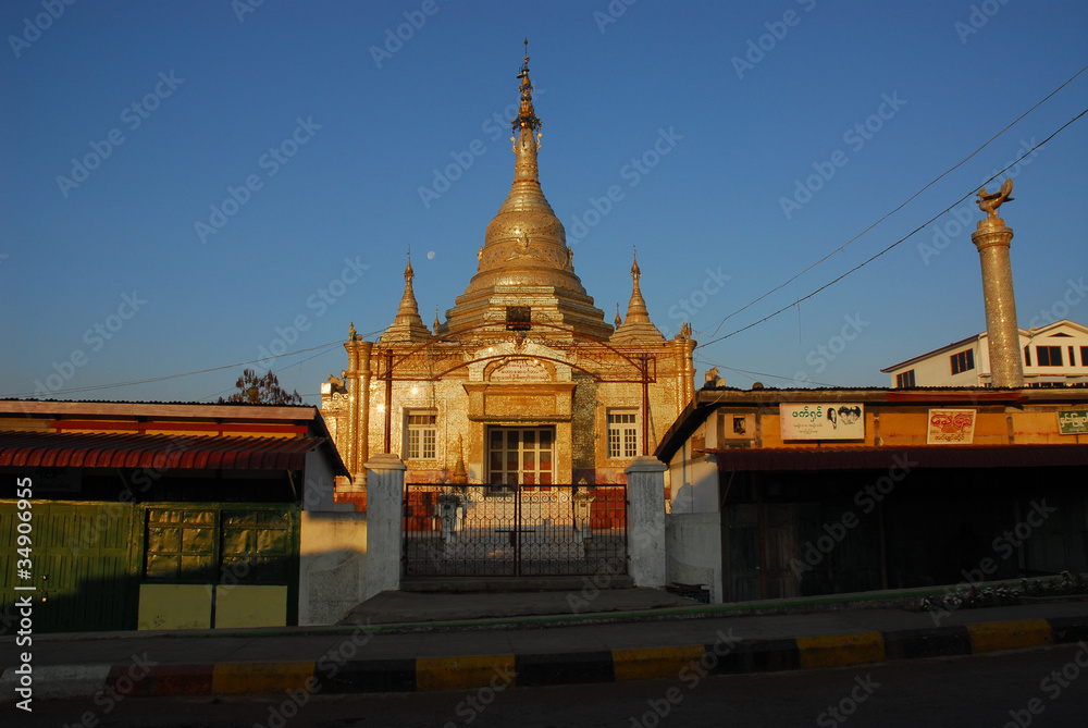 Naklejka premium Golden pagoda in Myanmar temple 2.
