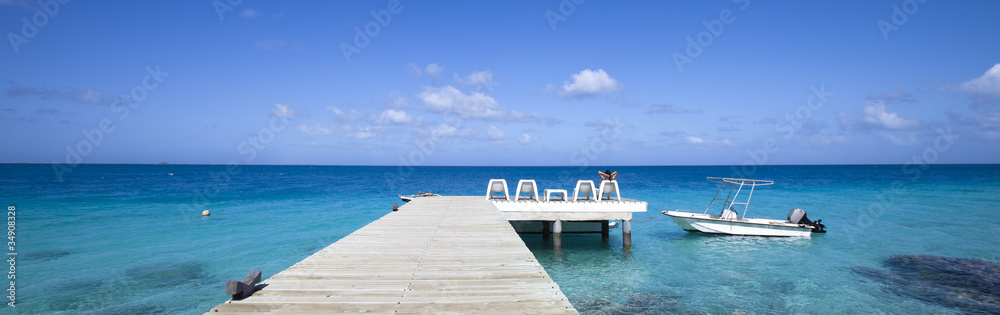 Obraz premium Boat and woman front of blue lagoon