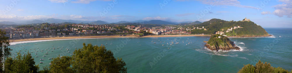 Fototapeta premium beach and bay of La Concha in the city of Donostia, Gipuzkoa
