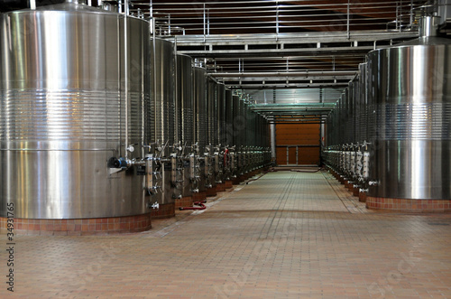 cuve en inox dans un chai viticole