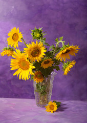 Acrylglasbilder Pflaumen Sonnenblumen in Glasvase auf hellem Hintergrund  © Antonel