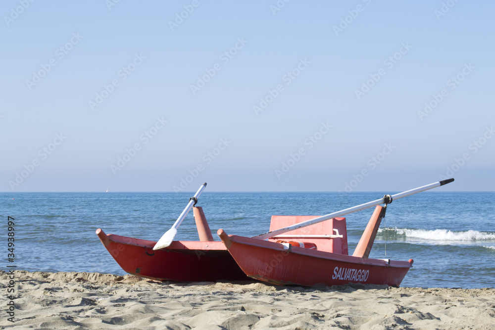 barca di salvataggio sulla spiaggia