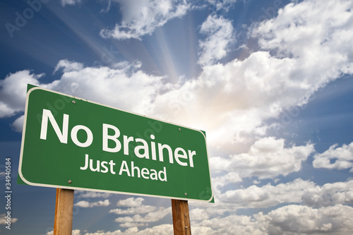 Fotografie No Brainer Green Road Sign