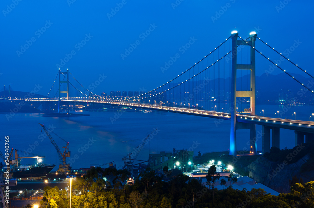 Obraz premium hanging bridge in dusk