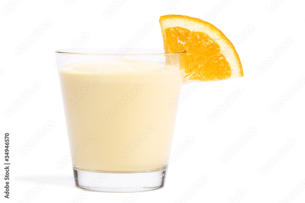 milchshake mit orangenstück auf weissem hintergrund milchshake mit orangenstück auf weissem hintergrund
