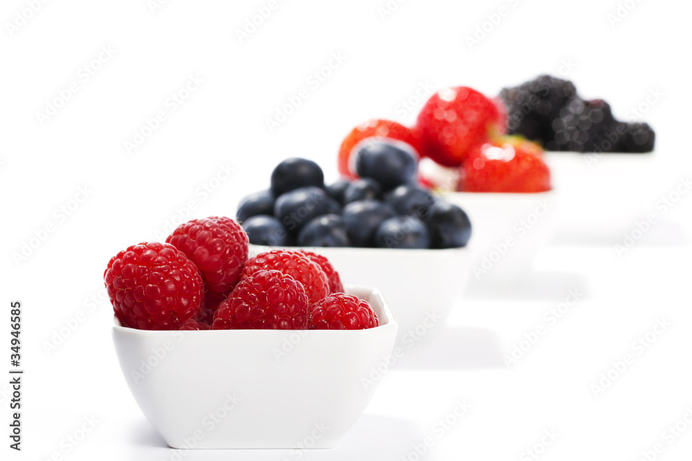 himbeeren in schale vor anderen beeren himbeeren in schale vor anderen beeren