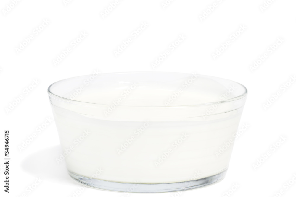 joghurt in einer schale auf weissem hintergrund joghurt in einer schale auf weissem hintergrund