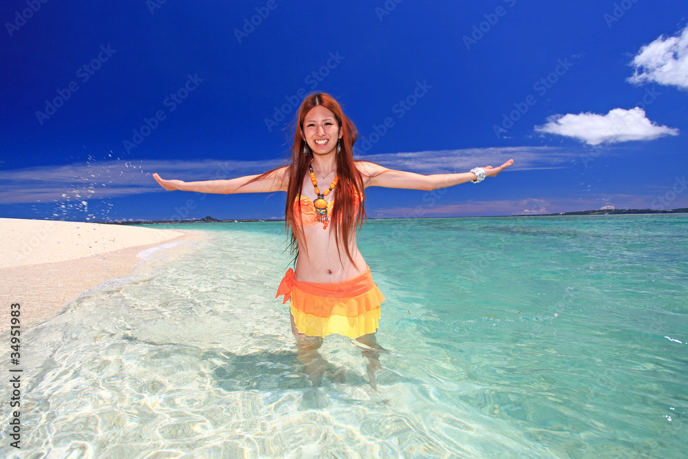 海水浴を楽しむ笑顔の女性