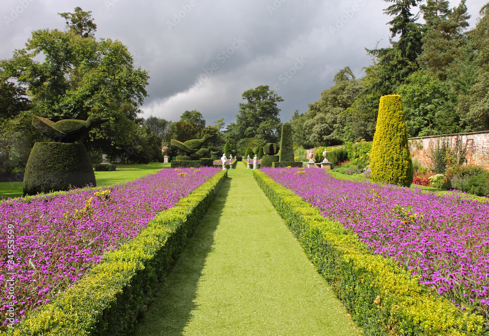 Obraz premium An Formal English Landscaped Garden