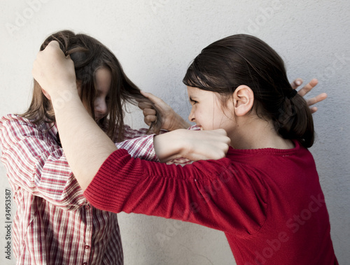 deux jeunes filles  dispute enfantine photo