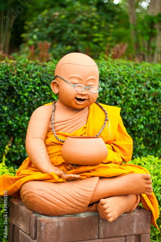 Εκτύπωση καμβά neophyte symbol sitting in temple's garden