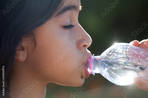 bere acqua dalla bottiglietta photo