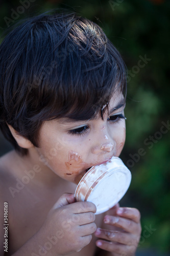 bambino sporca di panna e cioccolato photo