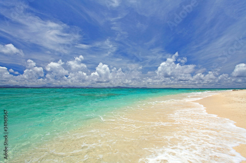 鮮明な海と白い砂浜