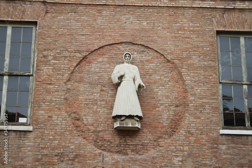 statua di Girolamo Savonarola a Ferrara photo