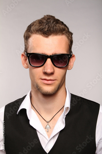 Mann mit Sonnenbrille