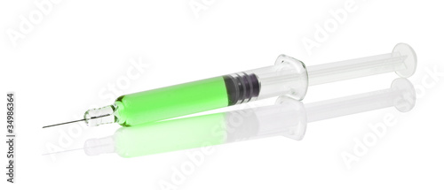 Grüne Spritze mit Spiegelung