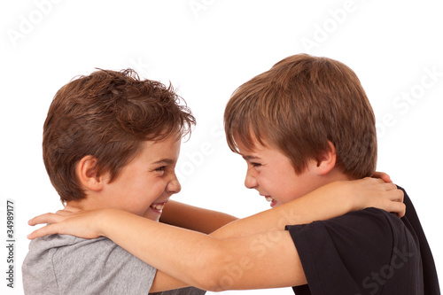 Geschwister Streit - Kampf zwischen zwei Jungen photo