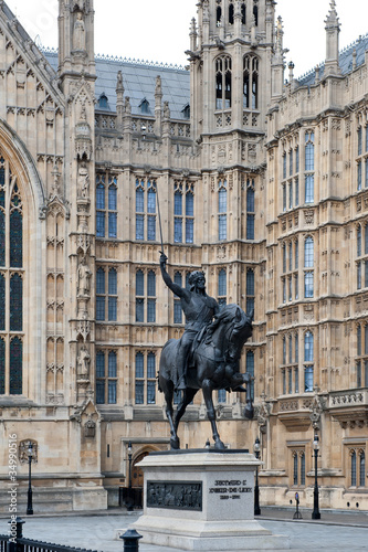 The Richard I statue with Westminster Palace. London.