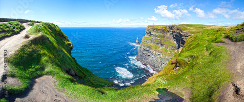 Obraz na plátně Cliffs Of Moher in a Sunny Day