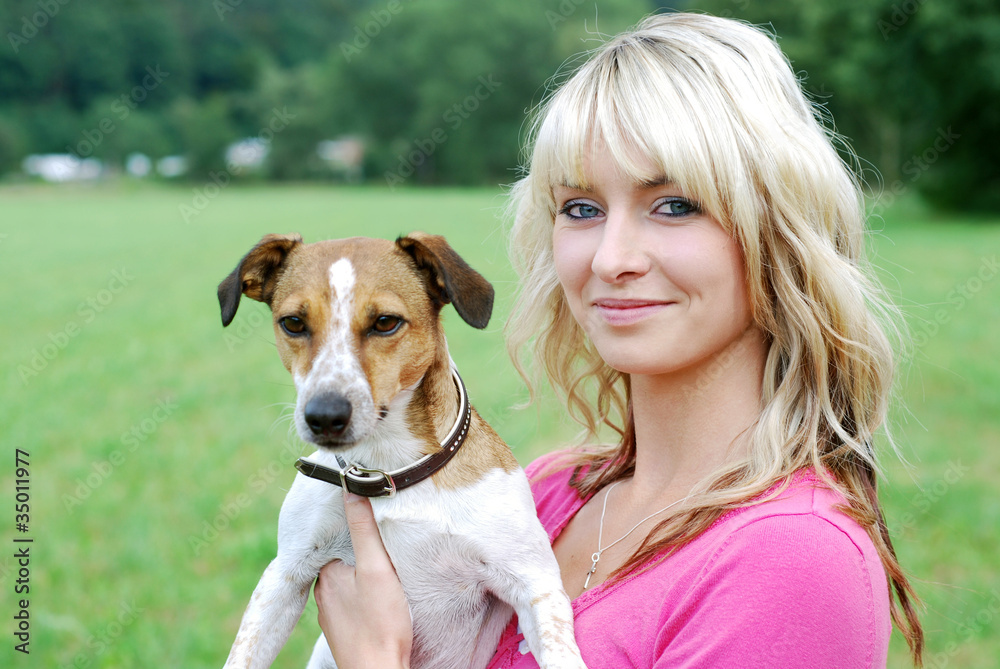 Junge Frau mit Jack Russell
