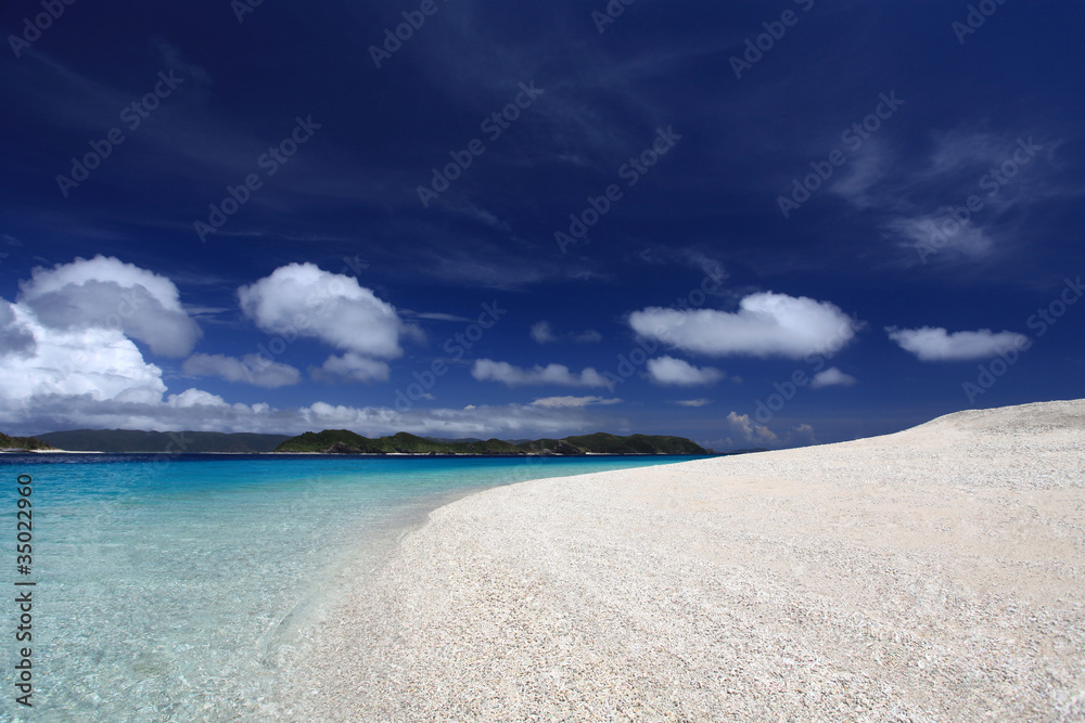 青い空と輝く砂浜